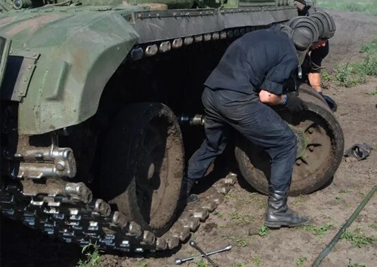 Ремонтные войска. Ремонт военной техники в полевых условиях. Ремонтно восстановительные войска. Техническое обслуживание танка.