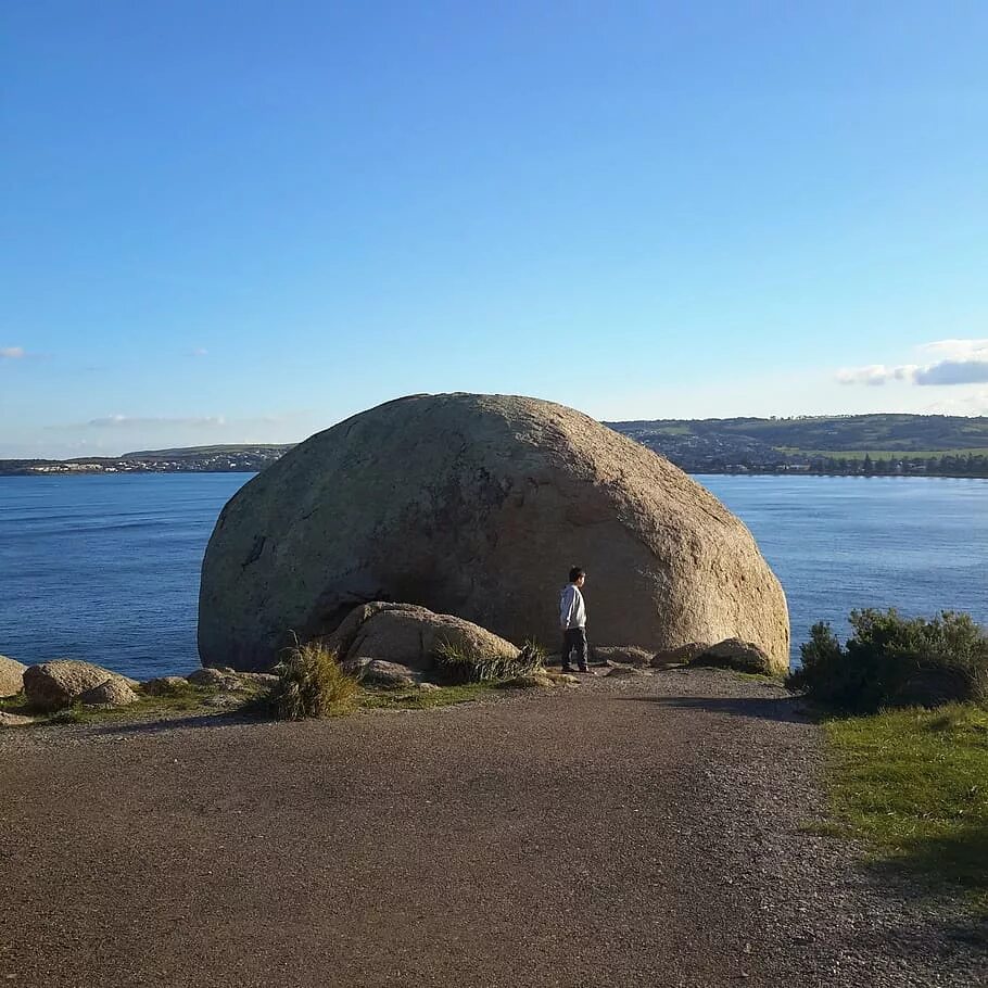 Остров большой камень. Гранитный остров Австралия. Большой камень на острове. Огромный камень. Большой валун.