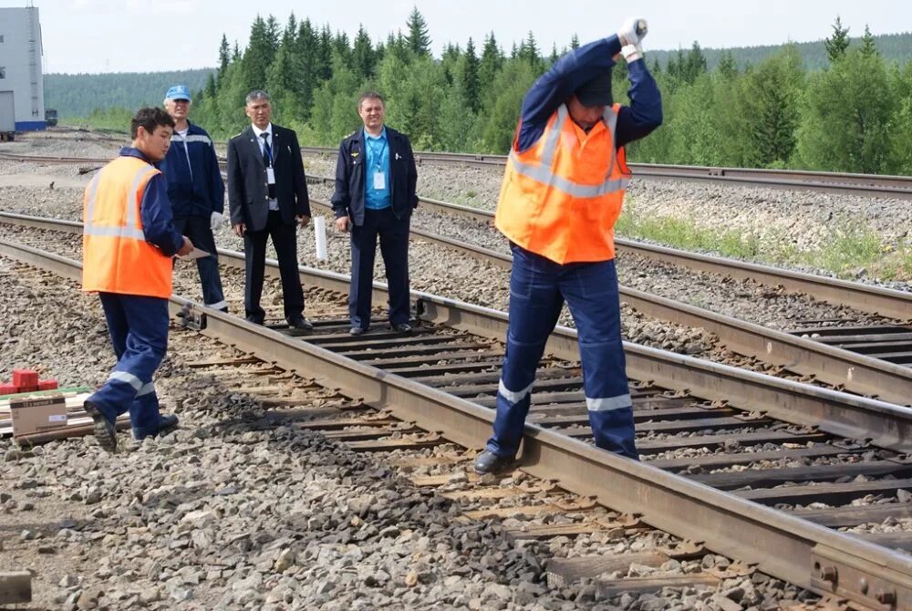 Текущее содержание пути и ремонты. Форма монтера пути ржд. путейцы жд. монтер жд пути - путеец. железная дорога монтер пути могзон.