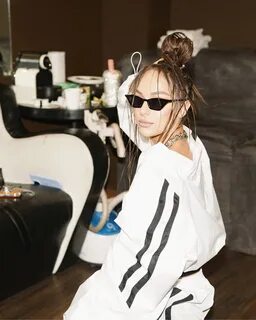 В советах не нуждаемся": приехавшая с Украины певица Краймбрери обругала россиян