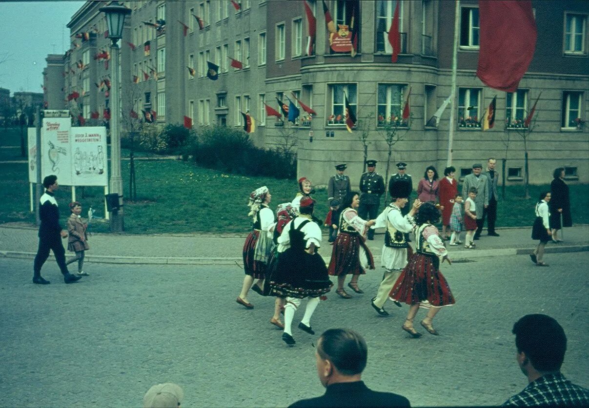 ГДР 1970. Восточная Германия 1960. Германия ФРГ 60е 70е 80е 90е годы. ФРГ 70-80. Гдр рутуб