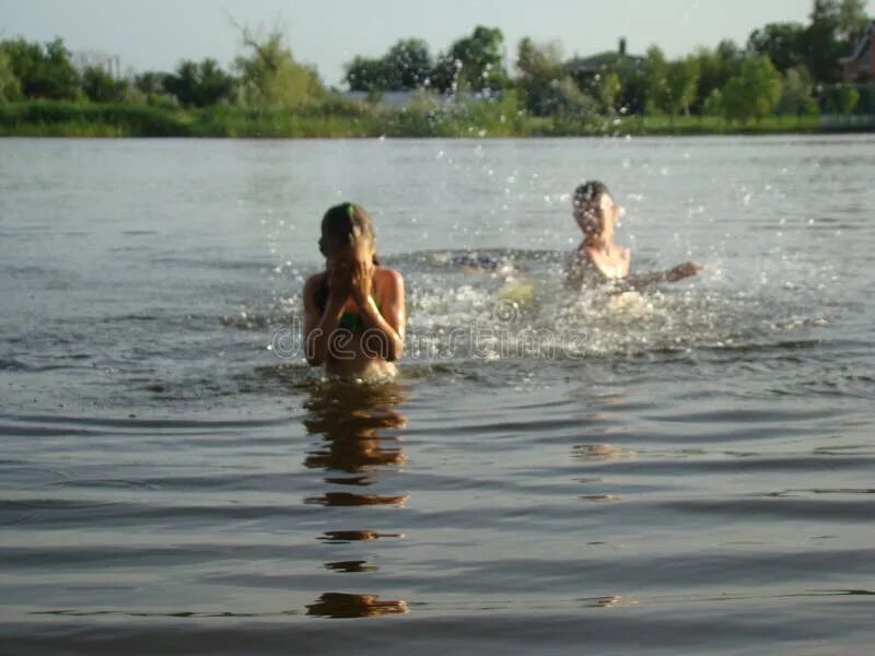 Снимай трусы купаться. Женщины купаются с детьми. Две девочки купаются в речке. Купание в речке без одежды.