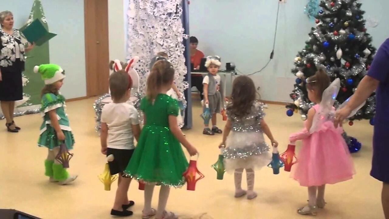 фонарик для новогоднего утренника в детском саду. танцы на утренниках в детском саду. танец с фонариками в детском саду музыка. танец с фонариками в детском саду музыка. детские танцы на новый год в детском саду.