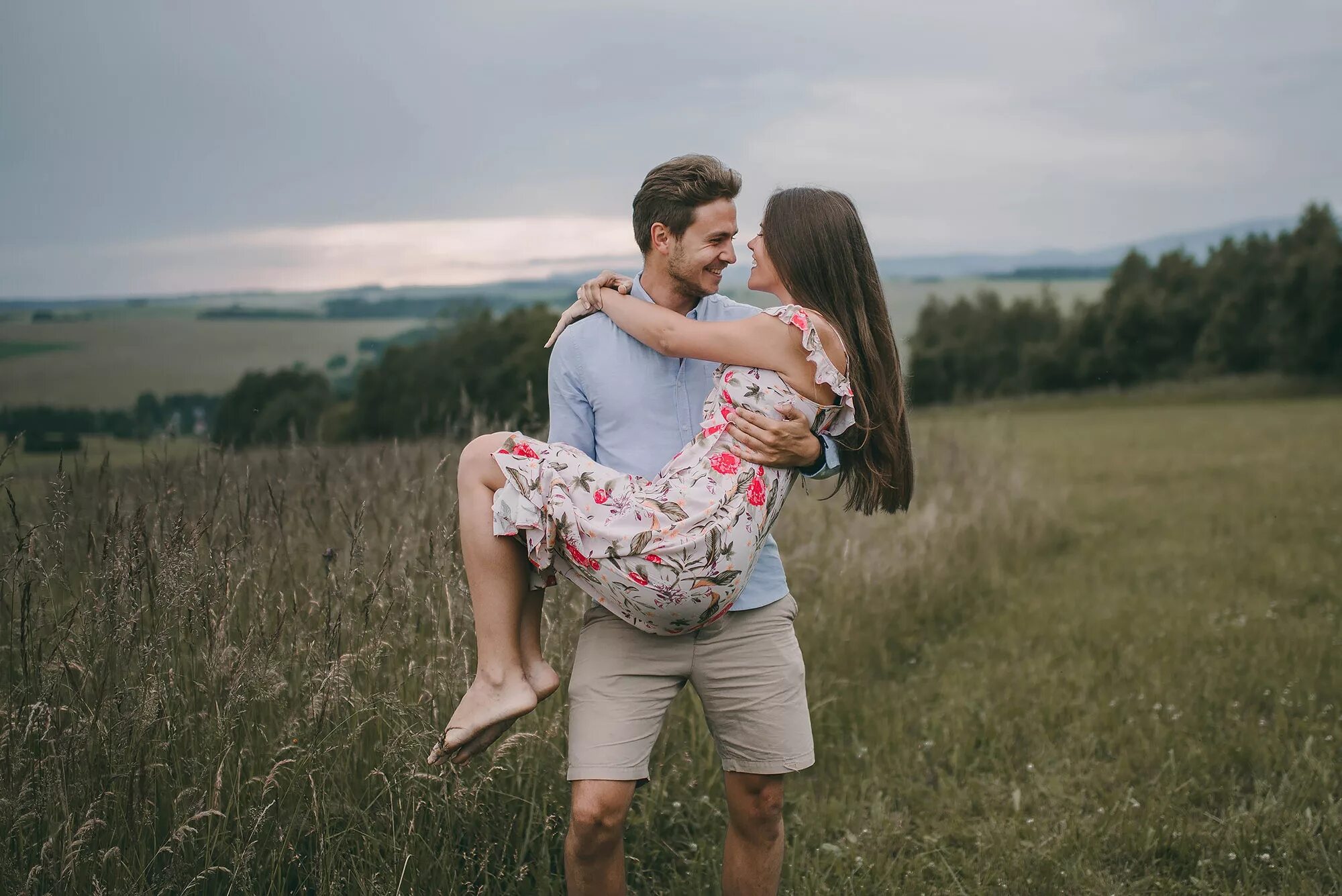 Несет девушку на руках. Девушкой взяв ее в. Девушкой взяв ее в. Девушкой взяв ее в. Страстные обнимашки.