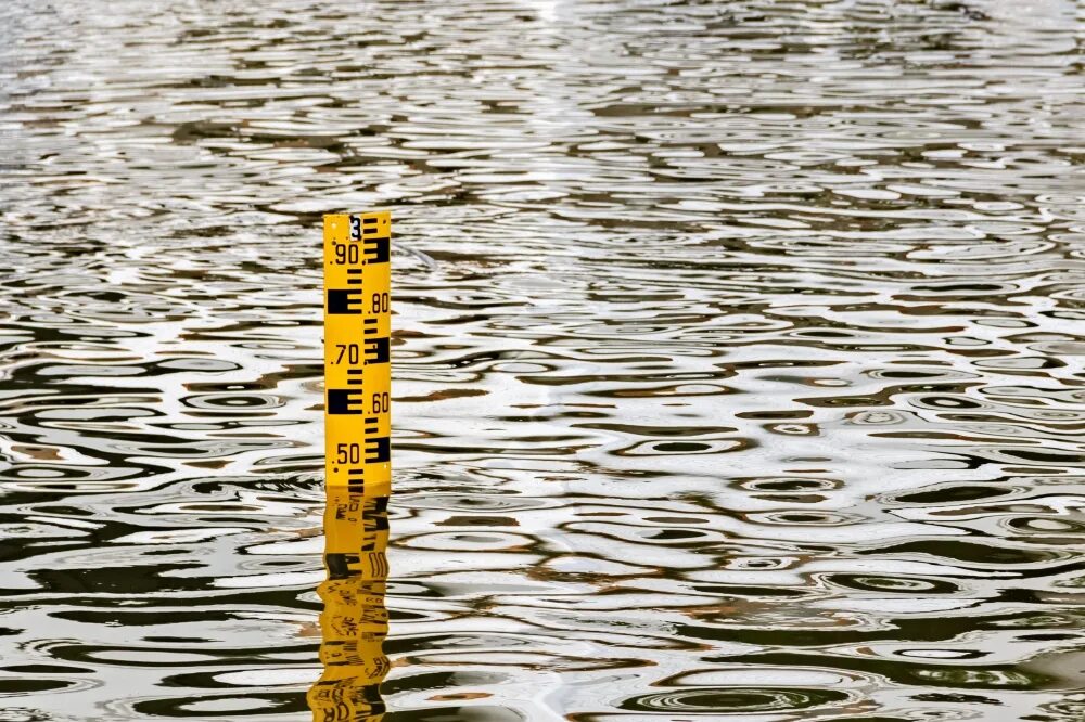 Уровень воды на 10 часов. Повышение уровня воды в реках. Подъем уровня воды. Измерение уровня воды в реке. Уровень воды в водоеме.