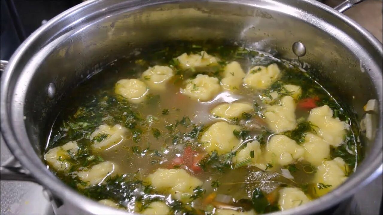 Клёцки для супа из муки. Приготовление клёцок для супа. Тесто на галушки для супа с яйцом на воде. Бабушкин суп с клецками