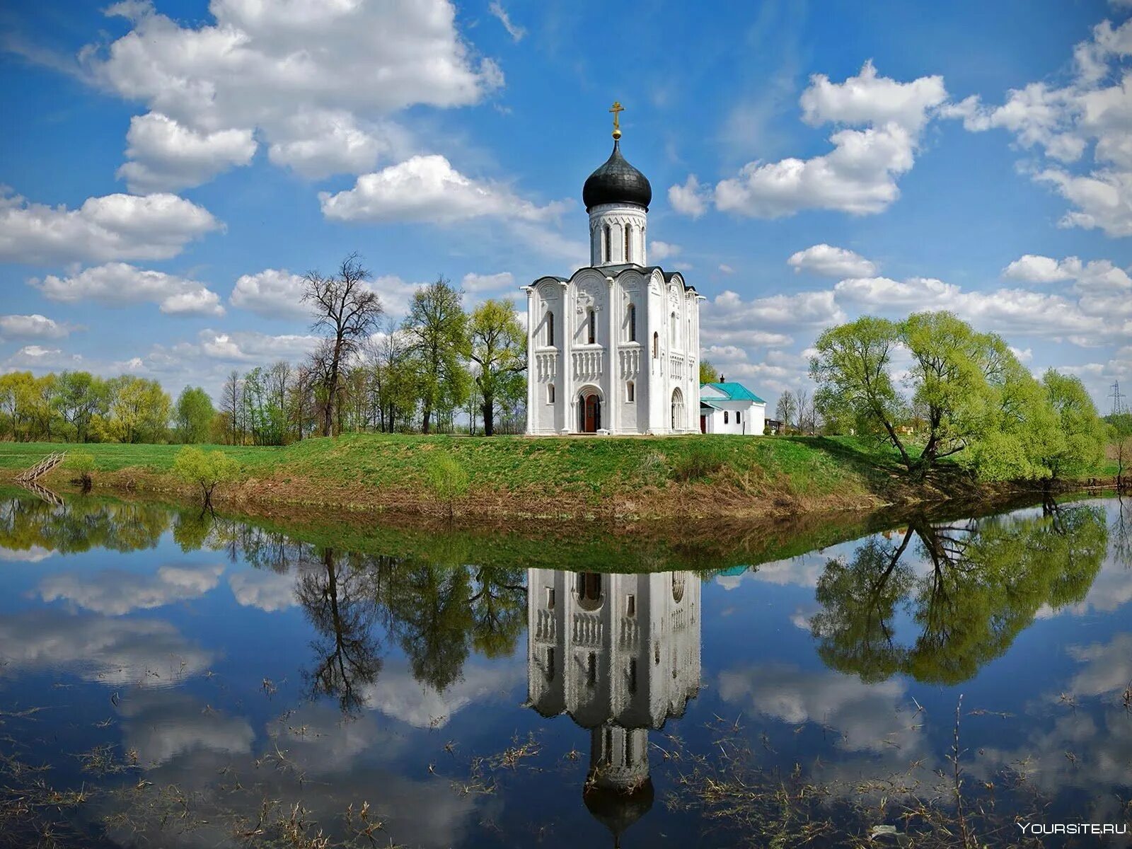 Стоит рядом с храмом