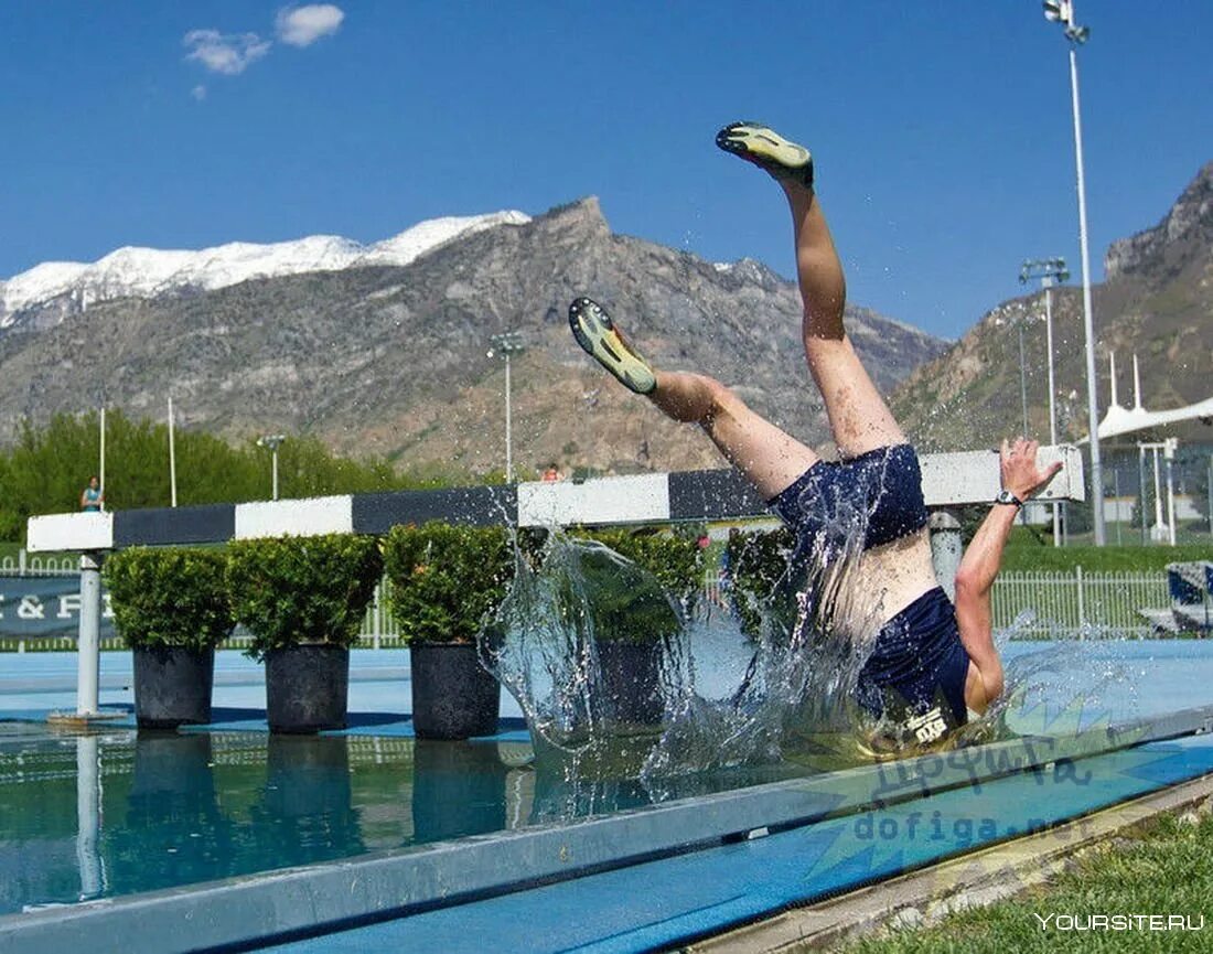 Смешной спорт. Спортивные приколы фото. Смешные падения в воду. Смешные моменты в спорте.