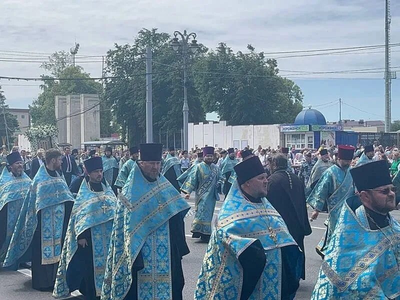 Крестный ход в курске в 2013 с иконой курская коренная знамение. Курская коренная пустынь крестный ход 2022. Крестный ход с курской коренной иконой божией матери 2022. Народный хор соловейко курск на коренной ярмарке. Крестный ход в 2022 году в курске.