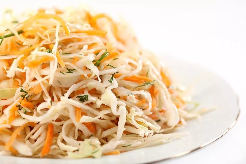 Как вкусно приготовить салат из свежей капусты. Салат с капустой. салмт тзсаежей капусты. капустный салат. салат из белокочанной капусты.