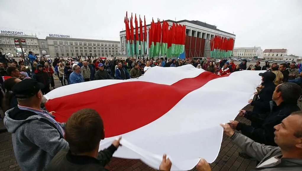 Флаг оппозиции. Беларусь протесты бчб флаг. флаг белорусской оппозиции бело красно белый. флаг белорусской оппозиции бело красно. протесты в белоруссии 2025 бело-красно-белый флаг.
