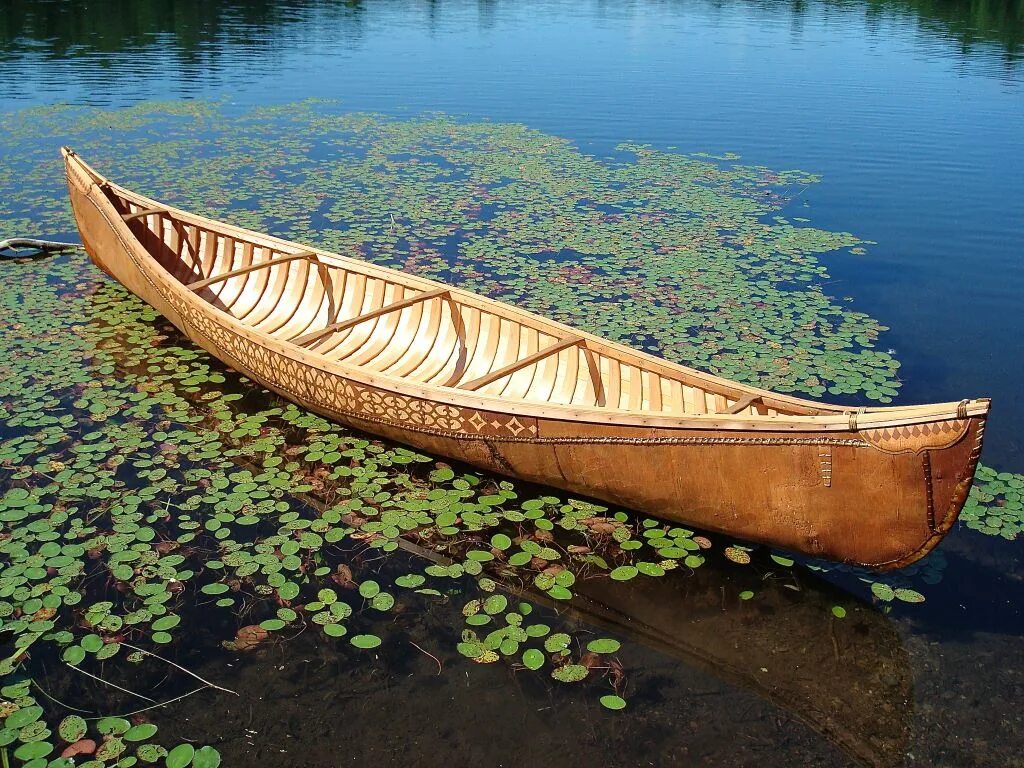 Челн как назывался. Лодка – долбленка. Челнок-однодеревка. Каноэ лодка индейцев. Старая лодка на берегу.