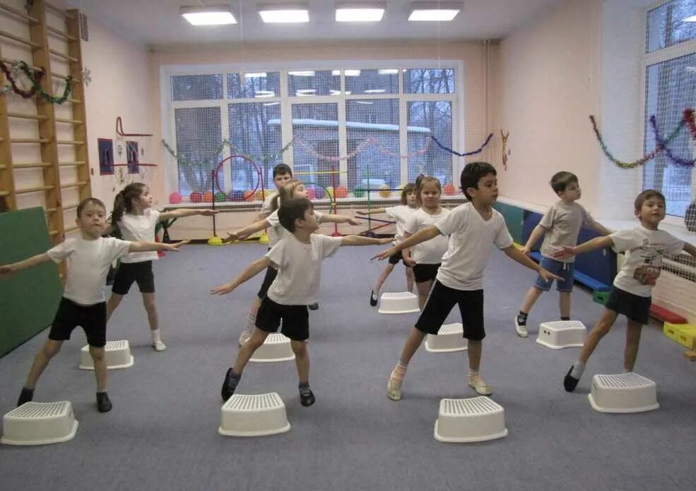 Ритмика для детей 1 класса. Занятия по хореографии. Детские танцы. Хореография танцы для детей. Ритмика в детском саду.