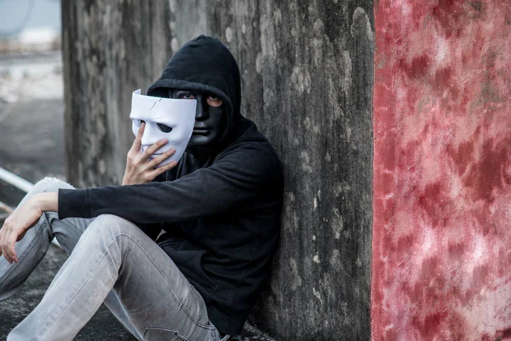 Бизнесмен. Парень скрывается. Леонардо ди каприо маскировка от папарацци. Тень мужчины. Скрыть лицо.