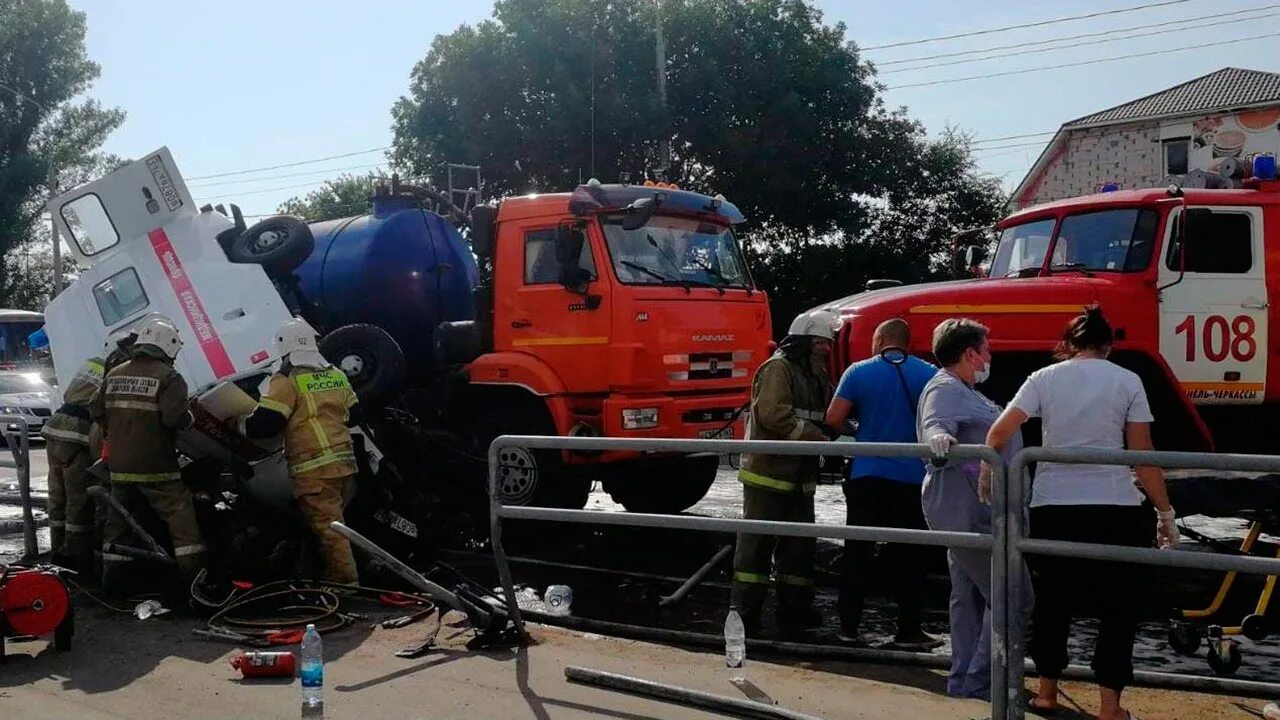 Водовоз врезался. Авария в Отрадном Самарской области. ДТП Отрадный Самарская область.