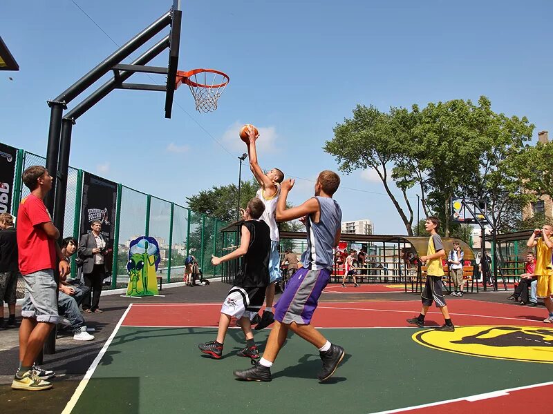 баскетбольная площадка лос анджелес. парк горького москва баскетбольная площадка. баскетбол играет на площадке. баскетбольный корт нба. венис бич баскетбольный корт.