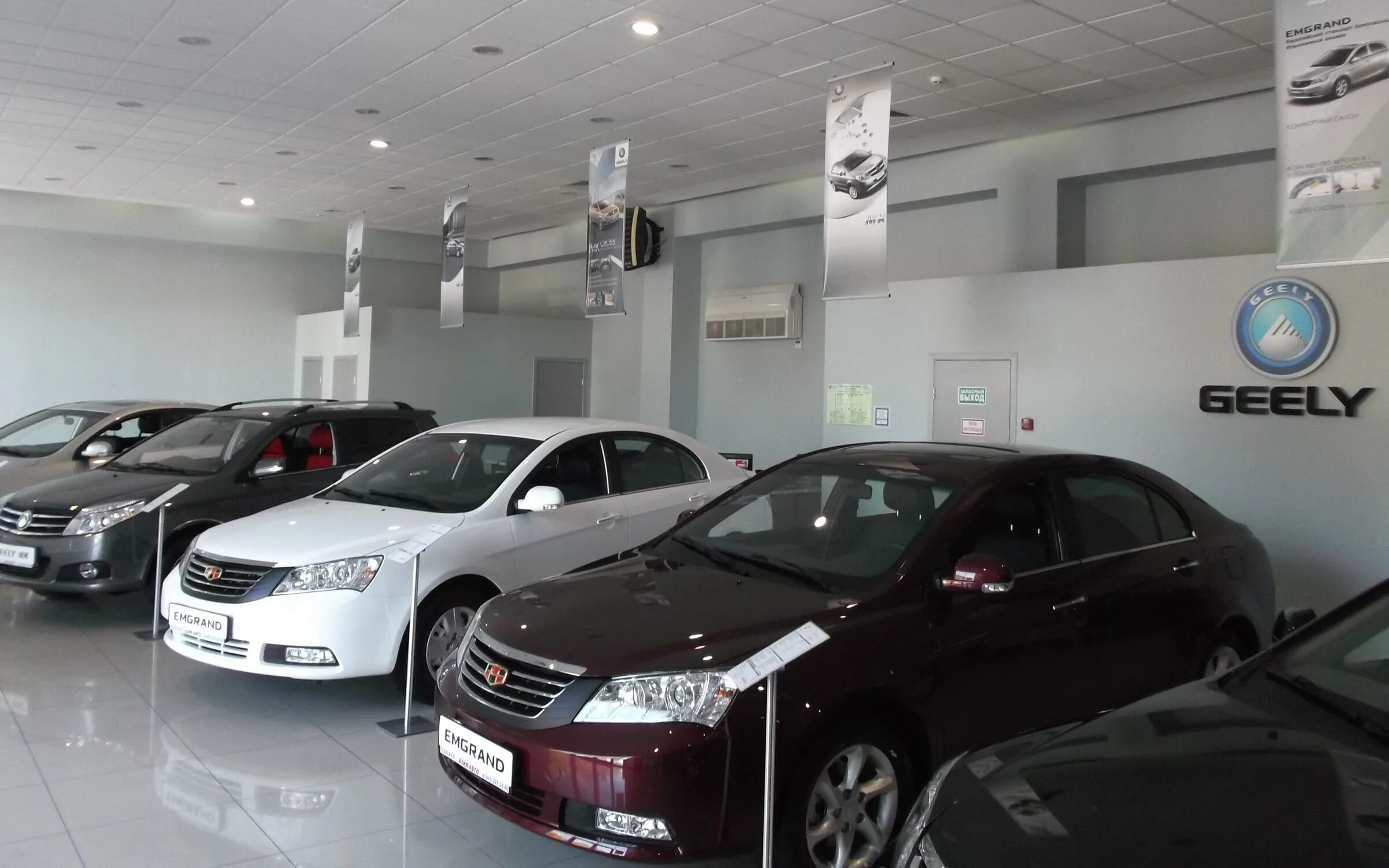 Дилеры авто красноярск. Серые дилеры автомобилей. Автосалон красноярск. Г. Автосалон республика красноярск.