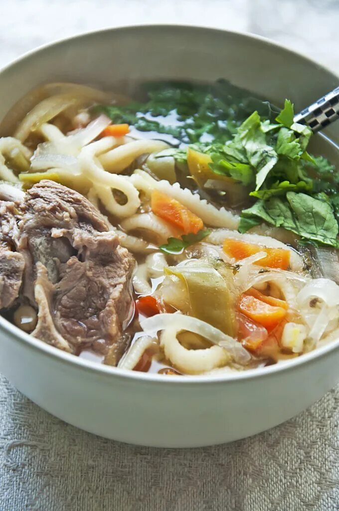 баранина с лапшой. лазыру лагман. острый хайнаньский суп из баранины с лапшой. гуйру лагман уйгурский. блюда из лапши и говядины.