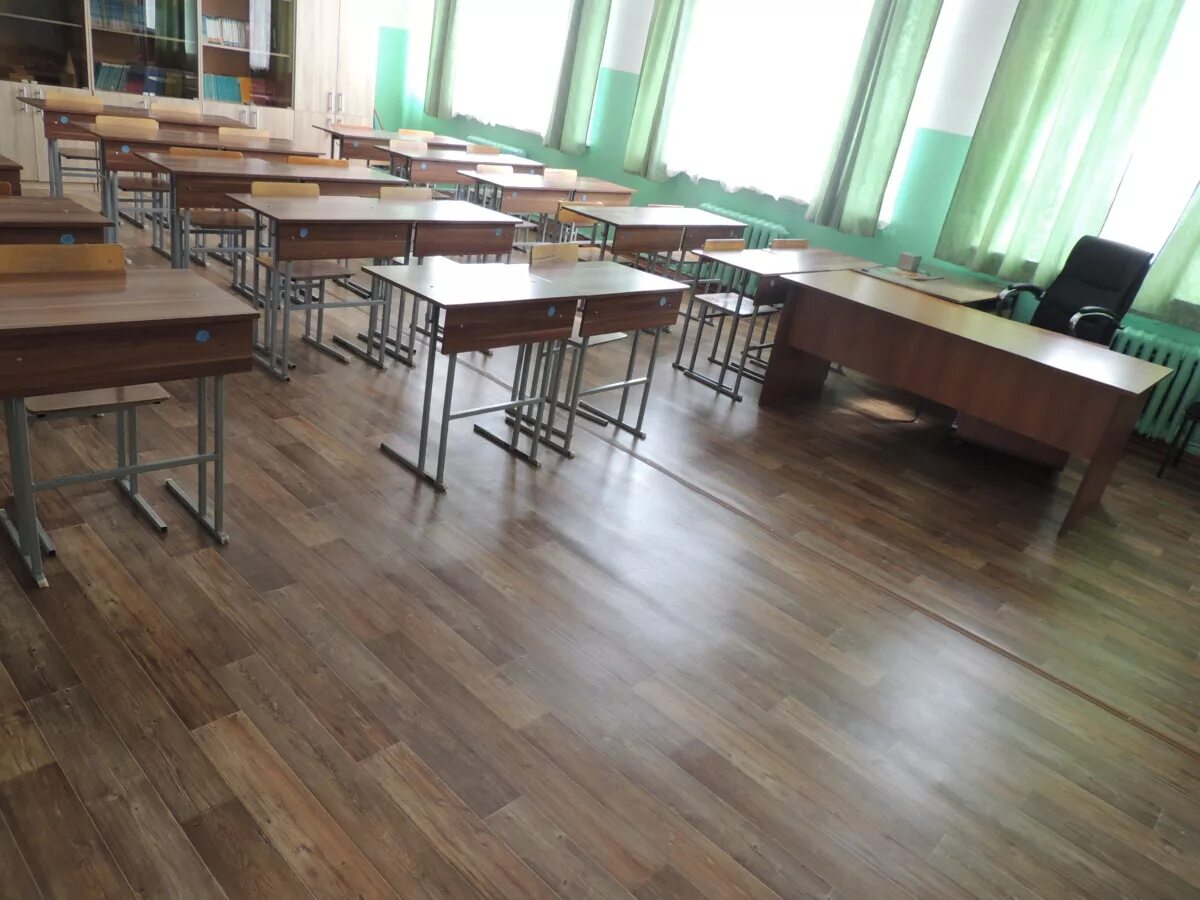 Приставка пол правило. Классный кабинет в школе. Пол правило. Парты в классе. Польский открыватель.