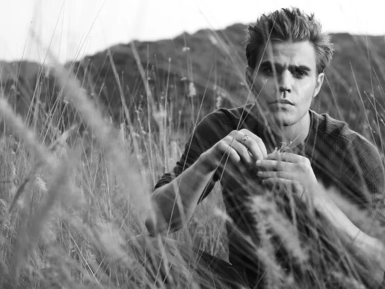 Мужская фотосессия в поле. Человек в поле пшеницы. Парни в поле в каких. Парни в поле в каких. Мужчина в рубахе в поле.