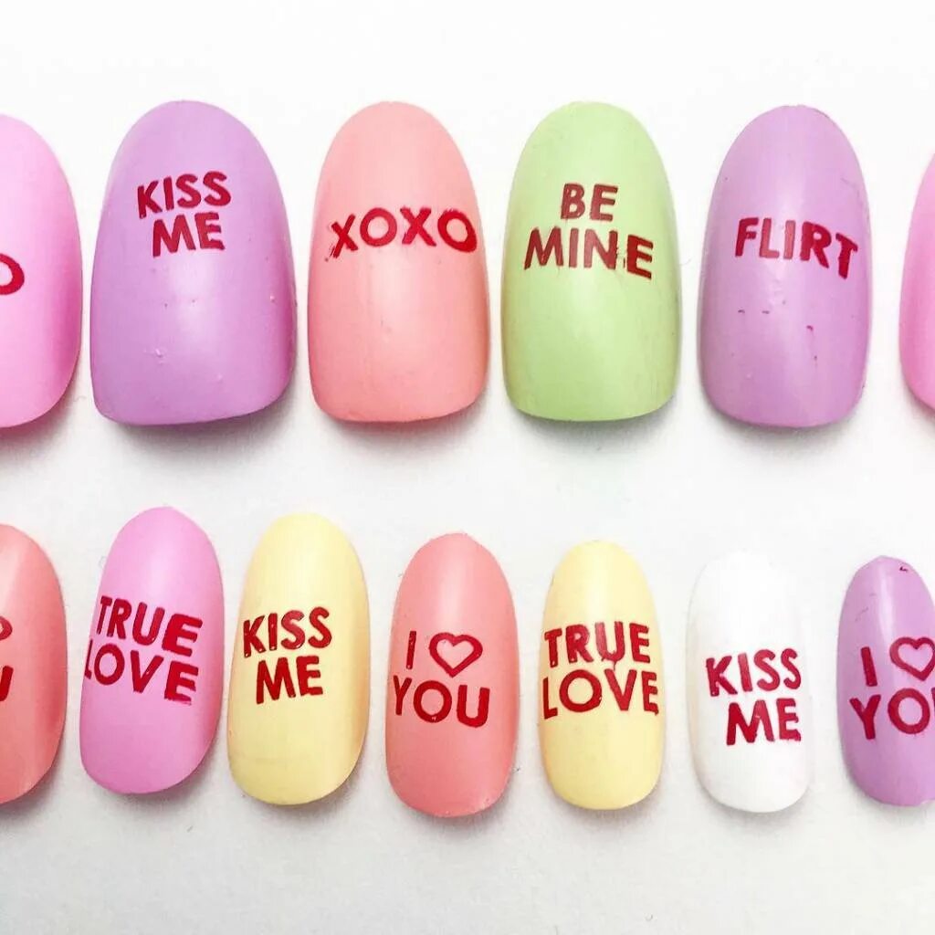 Маникюр мотивирующий. Надписи на ногтях на английском. Маникюр текст. Маникюр с прикольными надписями. Маникюр текст.