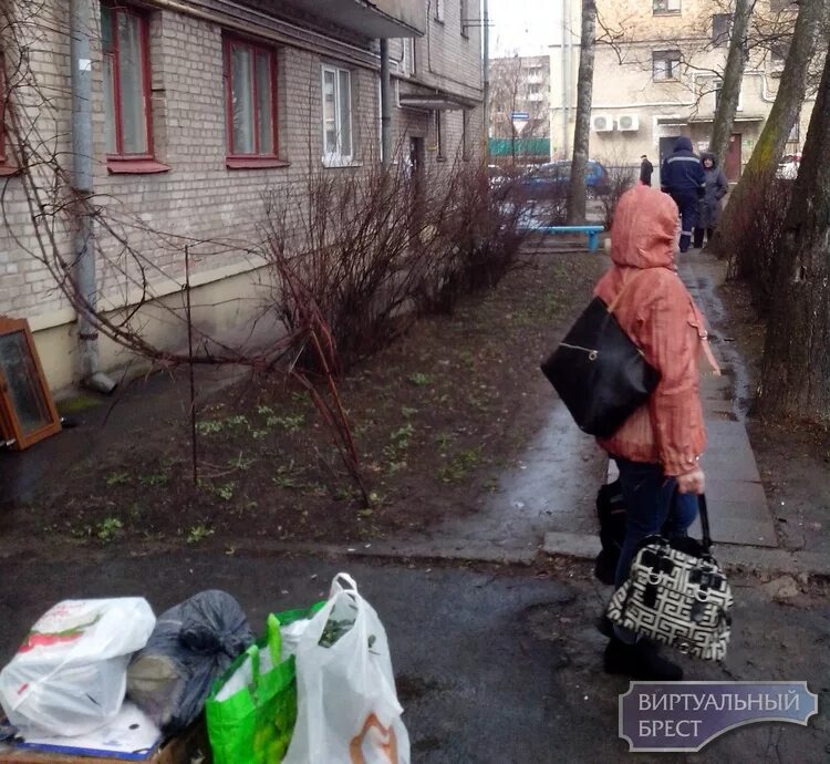 Выселяют из квартиры. Выселение с квартиры Костычева 17. Московскую семью едва не выселили из квартиры. Фото вещей на улице выселили с квартиры.