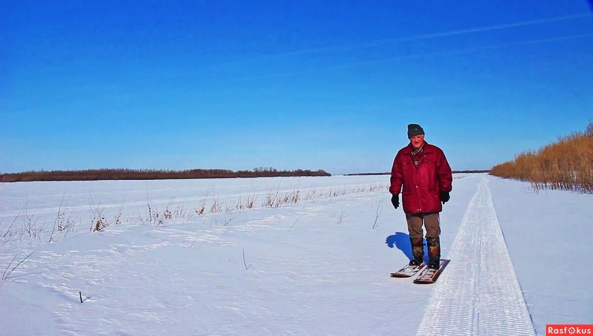 По серому насту сани идут легко сжатое. Следы на снегу. Изложение по серому насту сани. Следы человека на снегу. Блестящий снег.
