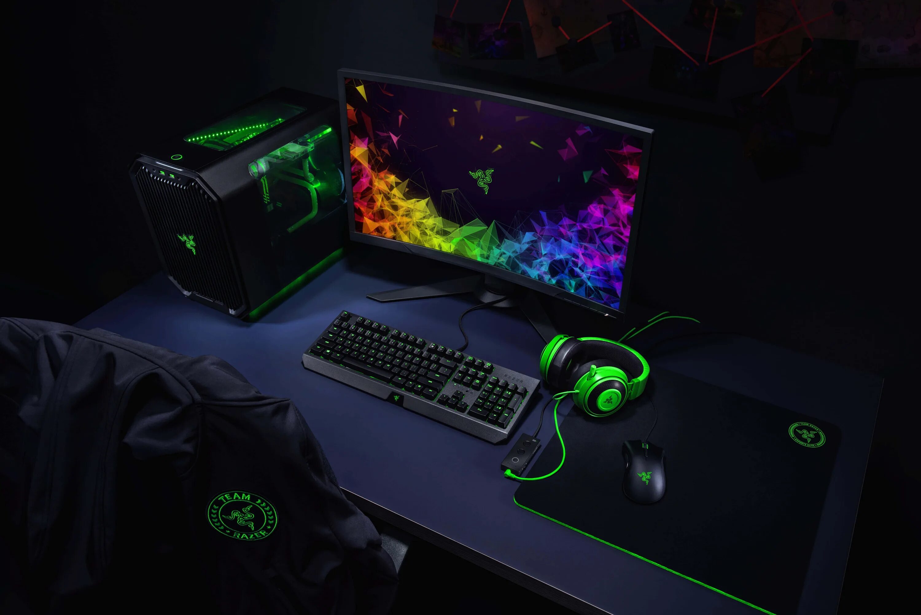 Night gamer full. Игровой компьютер рейзер. Игровой сетап Razer. Звуковая карта Razer Kraken Tournament Edition.