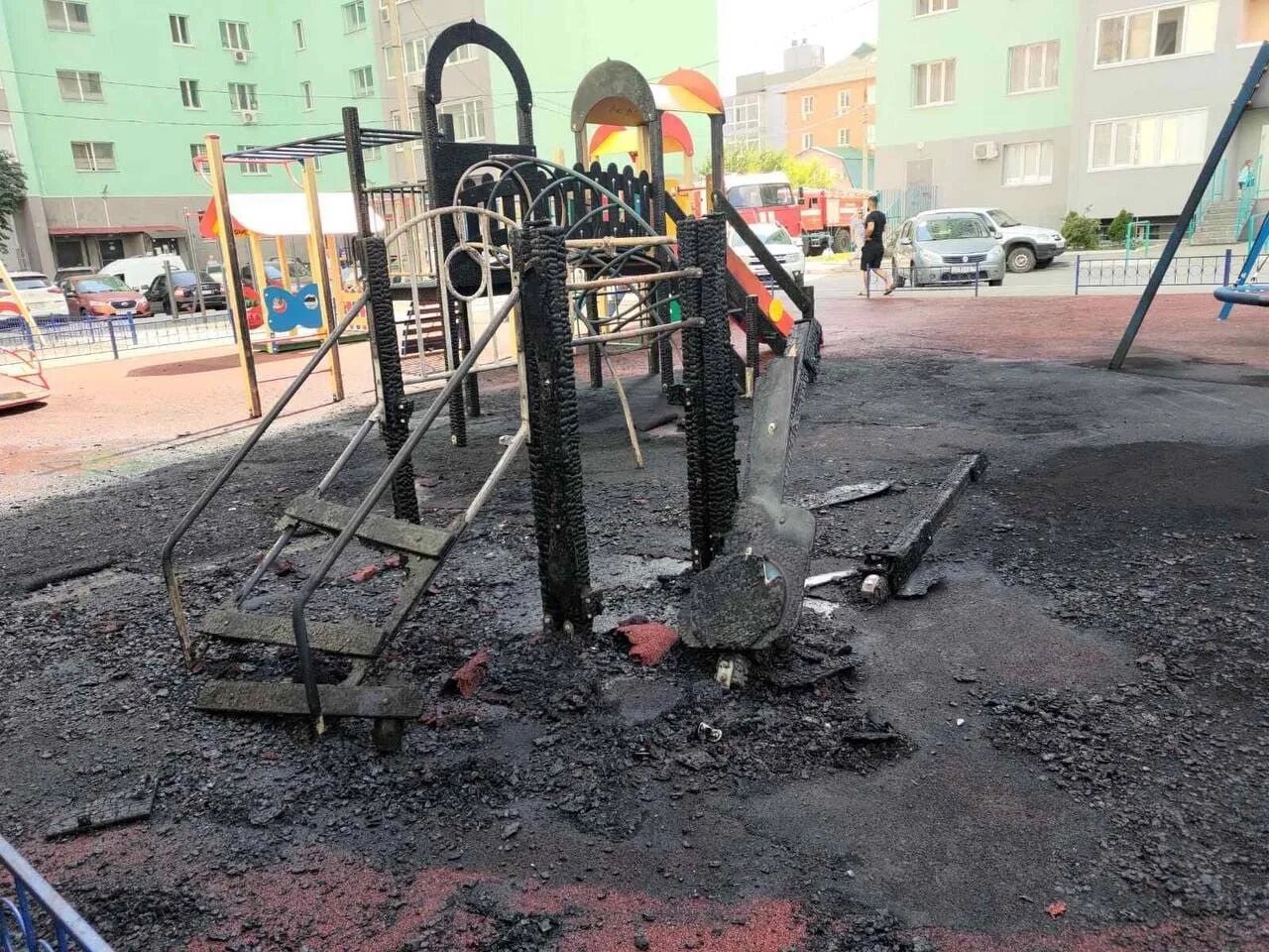 Горит в самаре сейчас кировском районе. Детская площадка. сгорела детская площадка. дети на детской площадке. детская площадка в самаре сгорела.