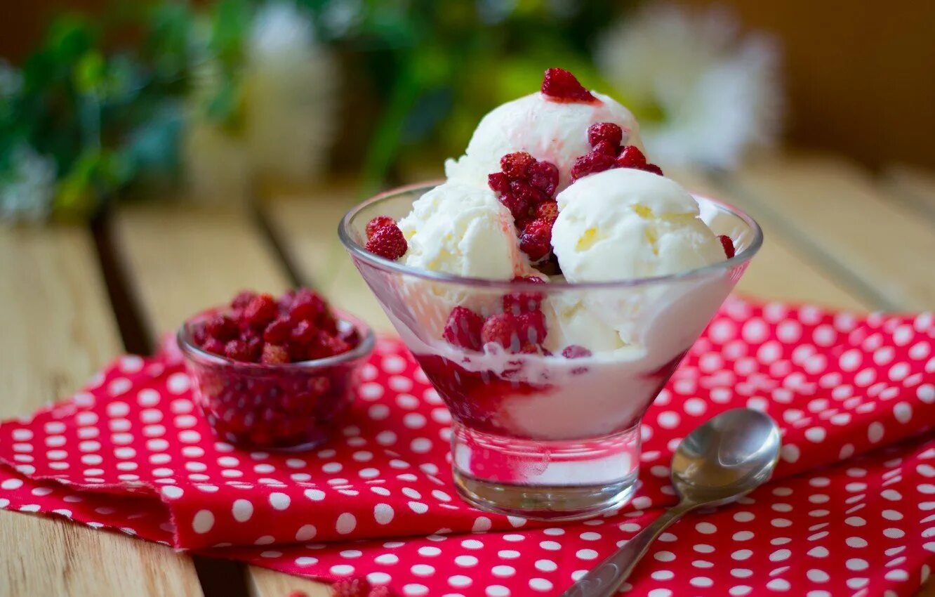 Десерт пломбир. Вкусное мороженое. десерт мороженое. мороженое с ягодами. красивый десерт мороженое.