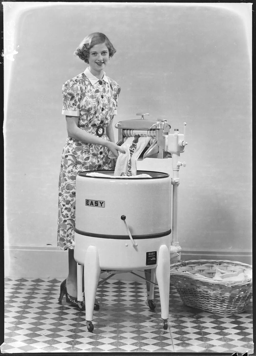 Первые стиральные машины автомат. Стиральная машина Уильяма Блэкстона. Первая автоматическая стиральная машина 1949. Первая стиральная машина Miele.