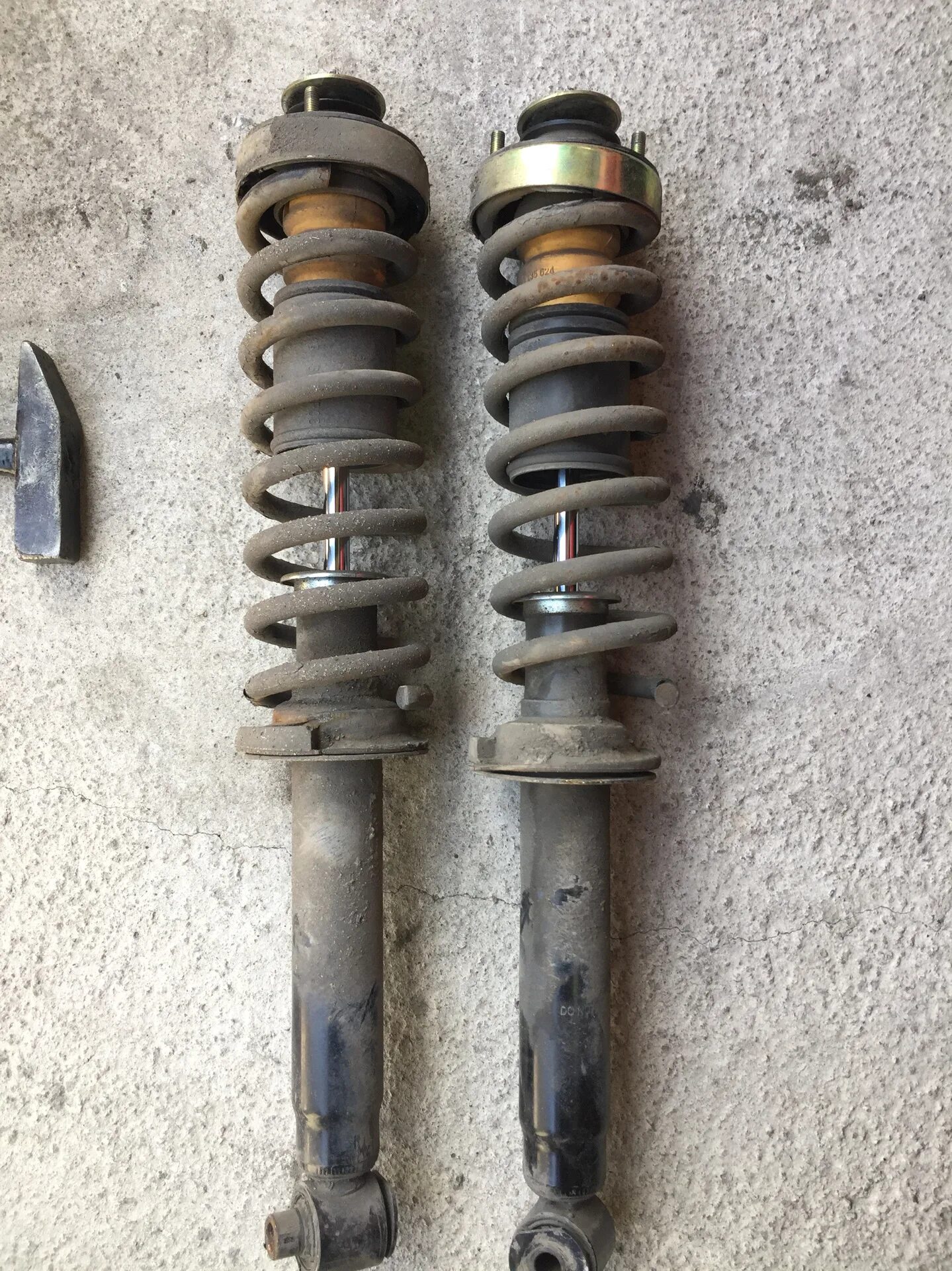 Передние амортизаторы е34. Пружины е34. задние стойки bmw e34. задние пружины бмв е34. пружина задняя бмв е34 седан.