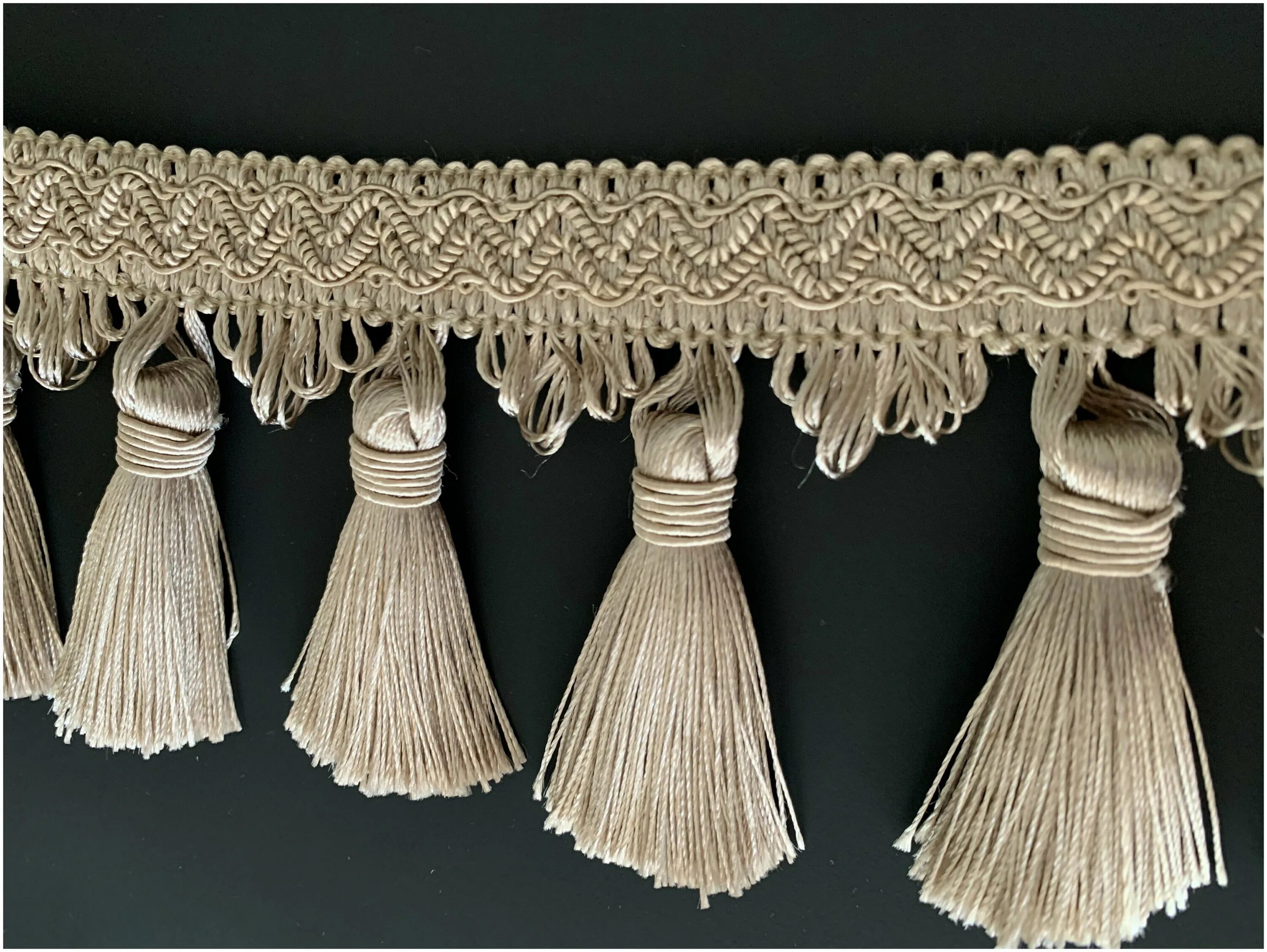 нитяная бахрома. как выглядит бахрома. бахрома а18 №219 65мм. бахрома 5см*9см (молочный), 9м. бахрома для штор с бусинами.