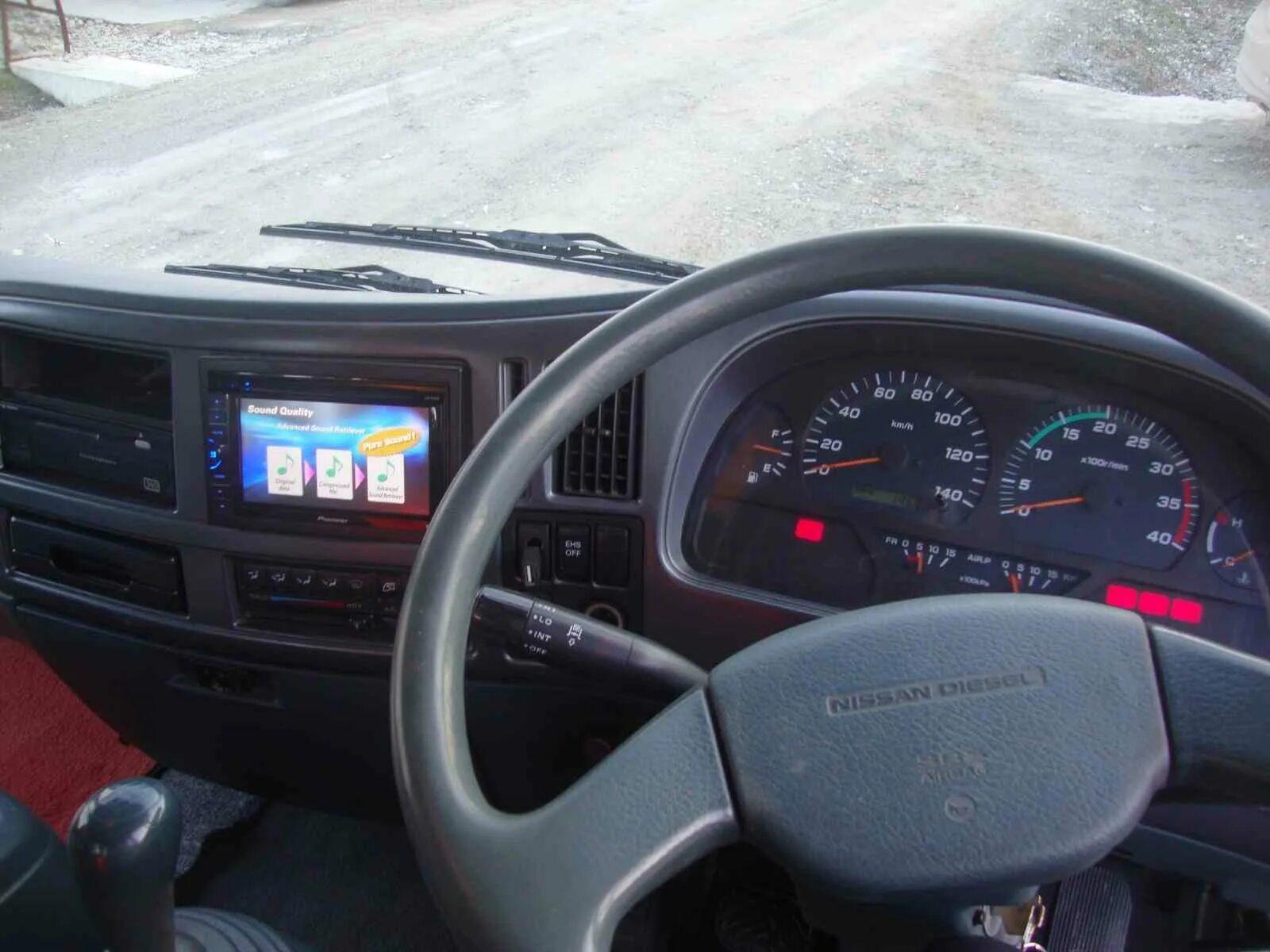 Nissan condor fd42 гидронасос. Тормозной цилиндр ниссан дизель big chumb. Ниссан дизель кондор. Nissan diesel big thumb штатная аудиосистема. Ниссан дизель салон.