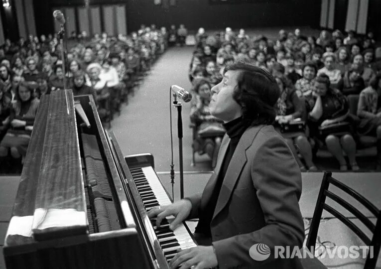 Композиторы 1980 годов. Джо дассен. Советские композиторы 20 века. Портрет дунаевского исаака осиповича. Композиторы 1980 годов.