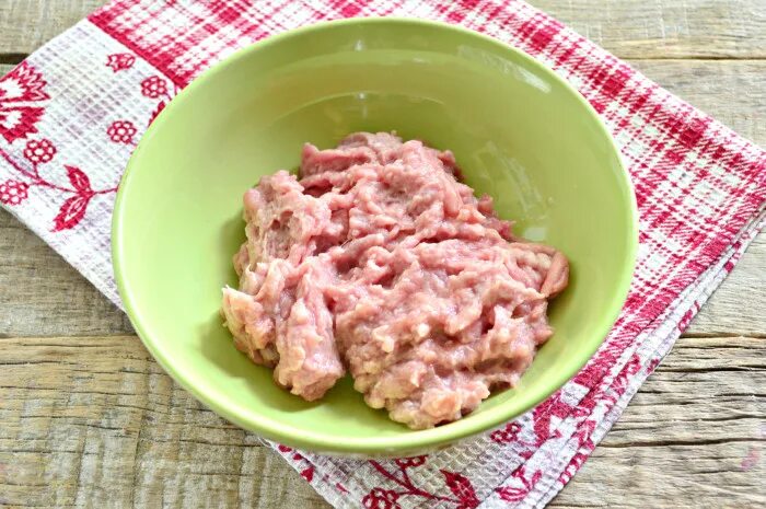Готовим свиной фарш. Фарш для пирожков с мясом. фарш для пирожков готовый. пирожки с фаршем. стакан кефира и фарш.
