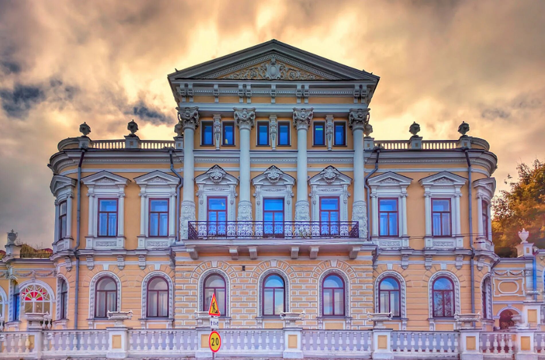 Пермский край здания. Особняк купца грибушина пермь. Пермский край здания. Пермский край здания. Дом купца мешкова пермь.