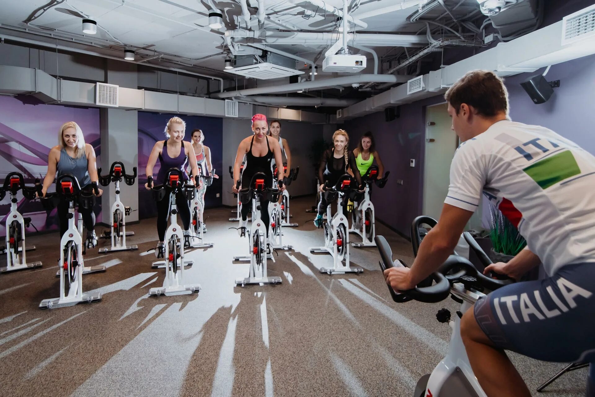 Оранж фитнес сочи. Orange fitness сочи. фитнес зал оранж сочи. звездный тренажерный зал. спортзал на звездном красноярск.