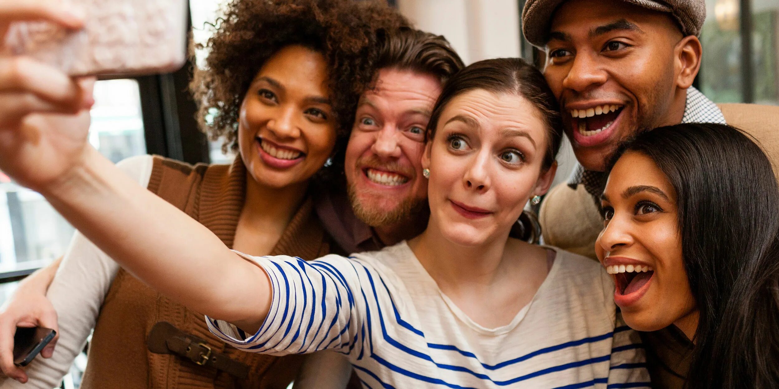 Разные эмоции человека. Different personalities. Дружба взрослых людей. Тип личности фото для презентации. Портрет разных национальностей с улыбкой.