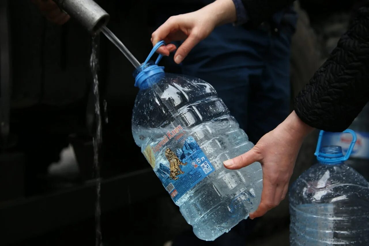 Подвоз питьевой воды. Бутылка для воды. Вода в бутылях. Подвоз воды жителям.