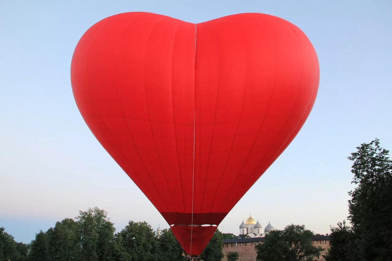 Сердце в виде шаров. Воздушный шар «сердце». Воздушные шары в виде сердца. Аэростат сердце. Аэростат в форме сердца.