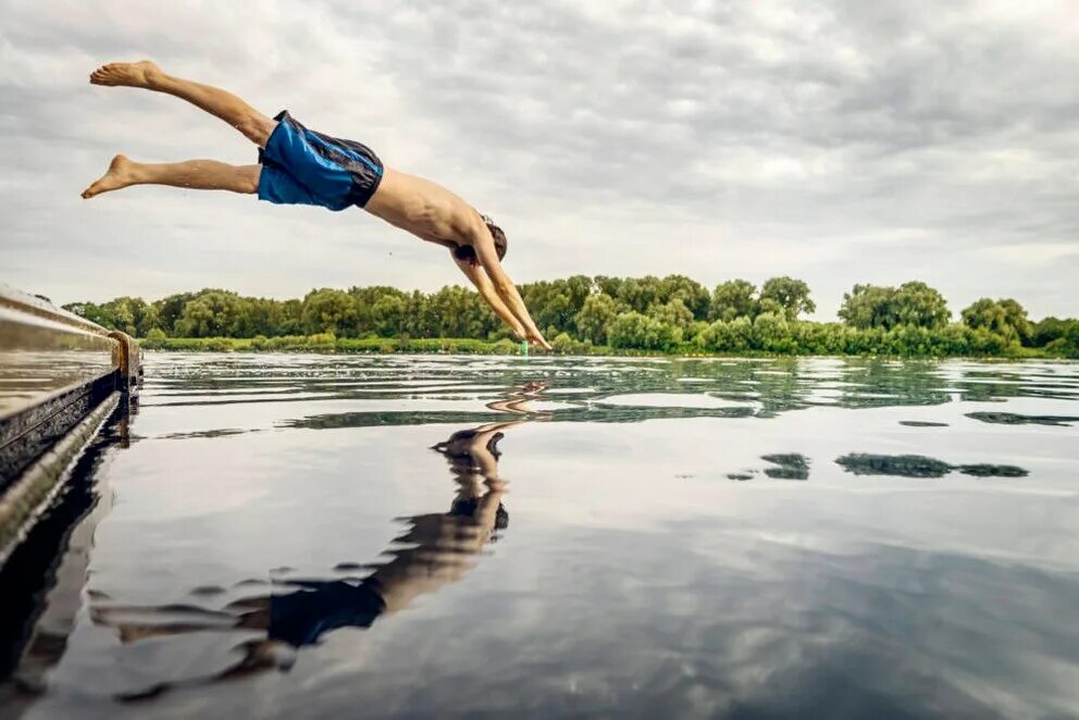 Прыжок в воду рыбкой. Человек в прыжке. Прыжок с пирса. Прыгать с пирса.