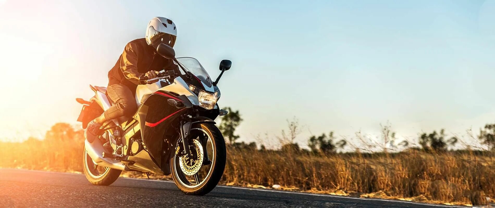 Мотоцикл несется. Riding a motorbike. Motorcycle driver. Мотоциклы в ride. Ride a motorbike.