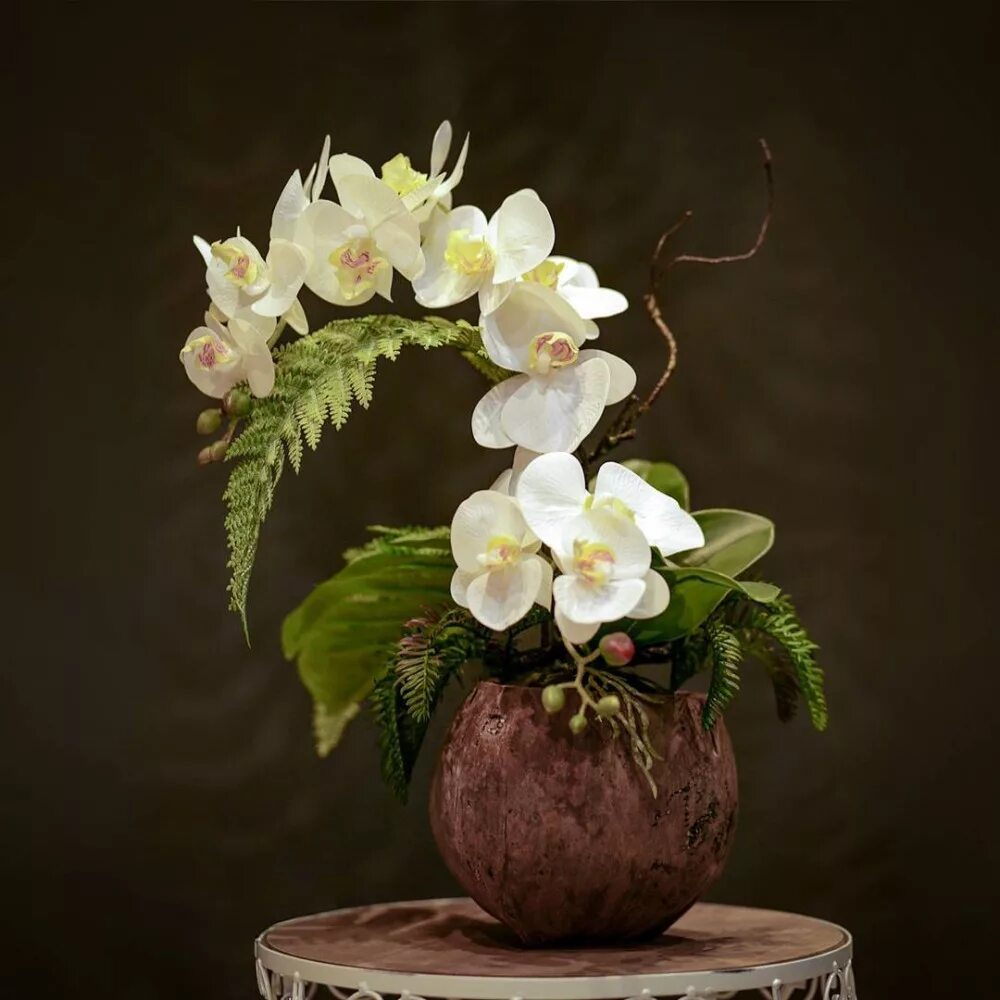 Орхидея фаленопсис silk. Композиция из искусственных орхидей. Фаленопсис орхидея живые. Композиция с орхидеями. Орхидея каскад.