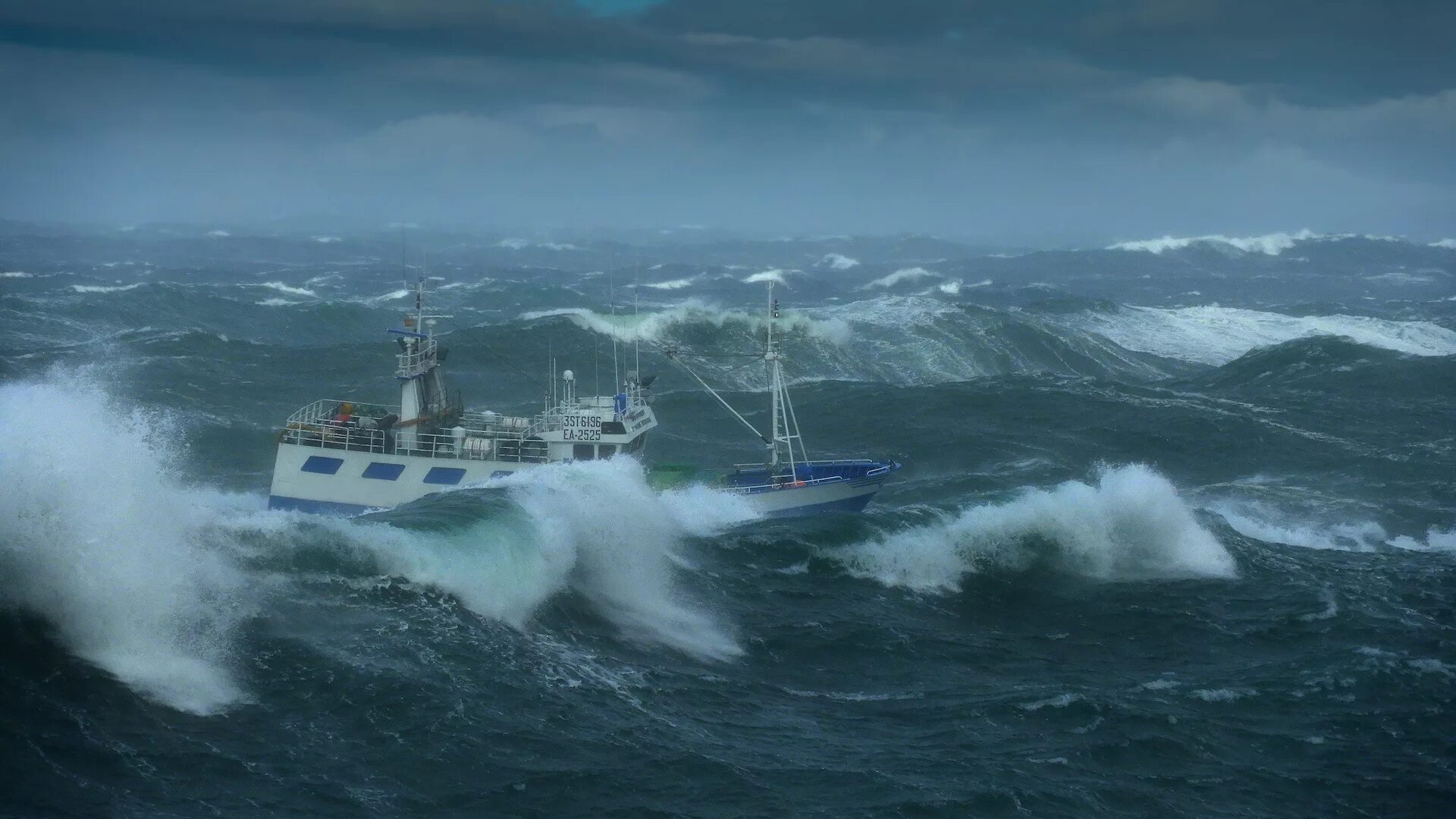 Охотское море рыболовное судно. Охотское море шторм. БАТМ остров Сахалин. Сейнер в шторм. Моряк рыбак море