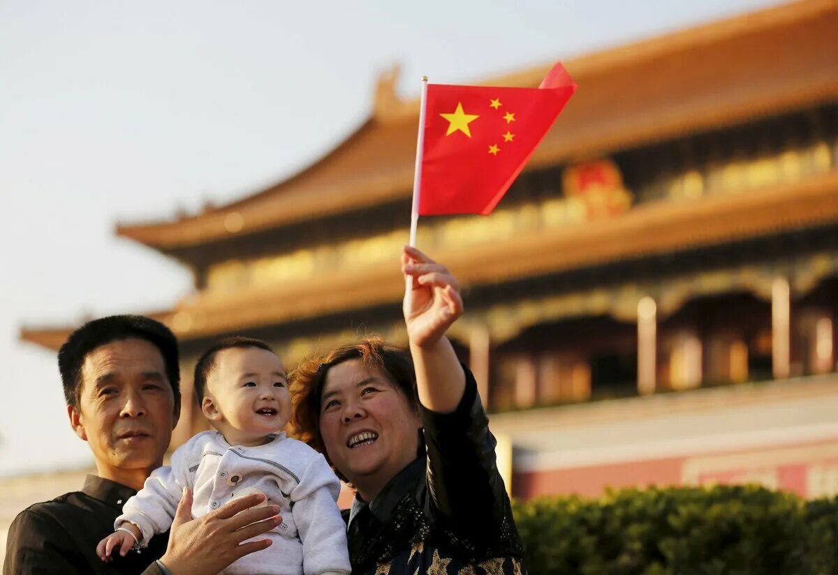 Одна семья один ребенок почему. Семья китайцев. Одна семья один ребенок в Китае. Китай политика. Воспитание в Китае.