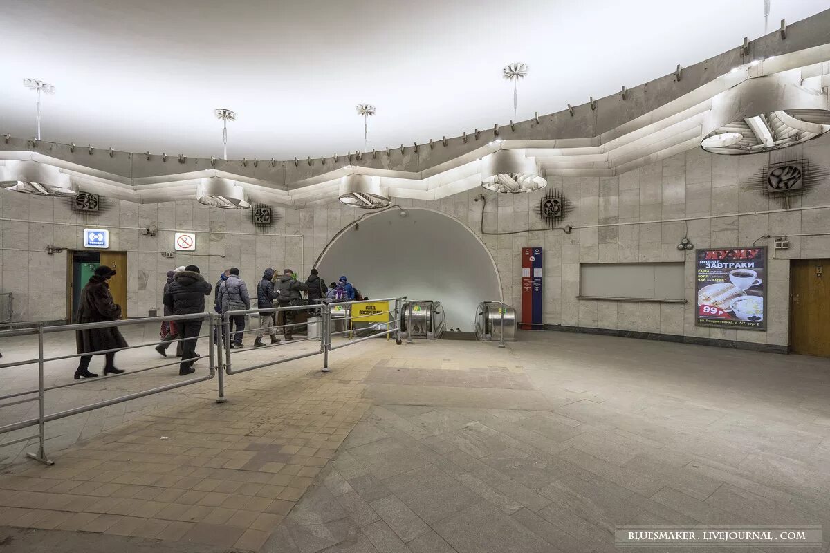 Таблички в метро. Кузнецкий мост метро выходы. Переход на лубянку. Станция метро лубянка. Кузнецкий мост переход на лубянку схема.