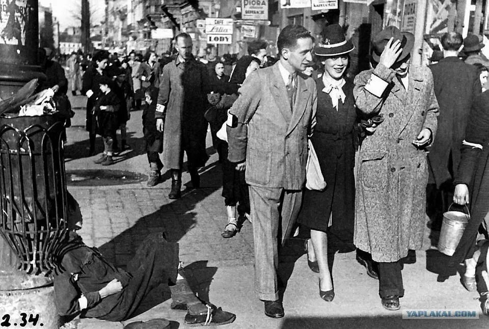 Создание первого гетто в польше. Евреи в варшавском гетто 1941. евреи в варшавском гетто. варшавское гетто ворота. польское гетто в варшаве.