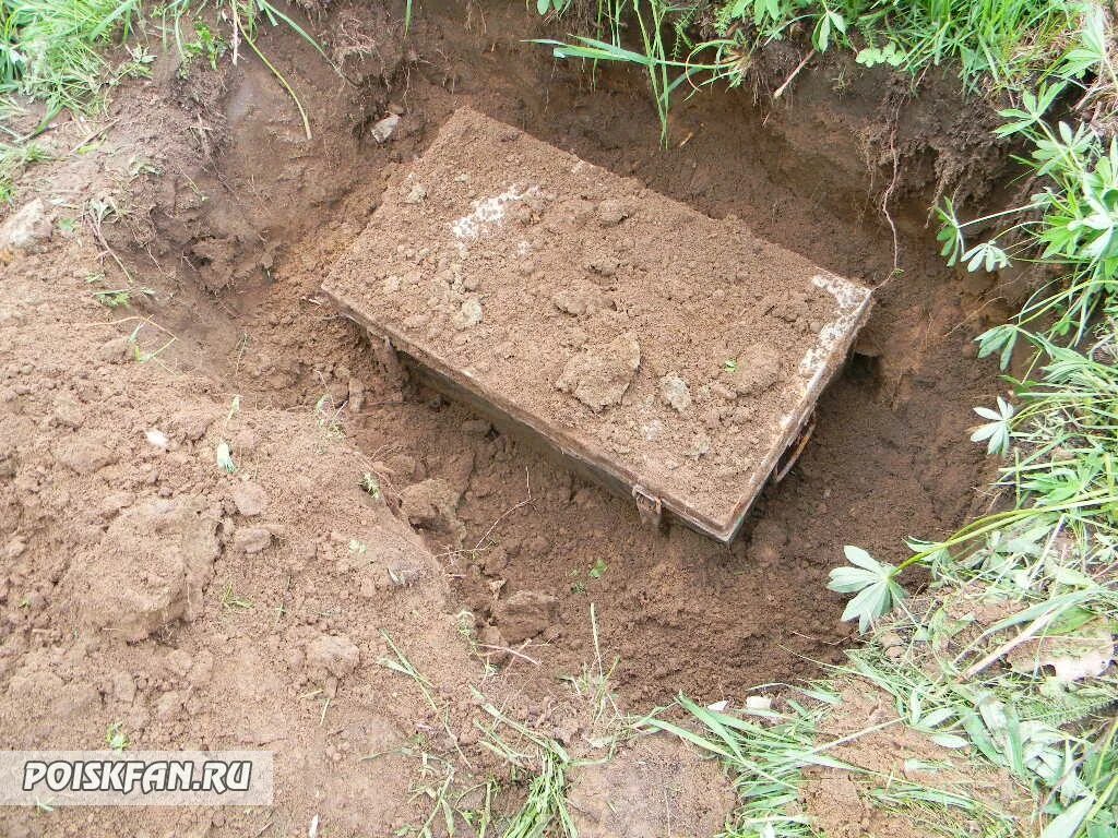 Откопанный сундук. Старинный сундук с сокровищами. Закопать клад. Откопанный сундук. Заполненный сундук.
