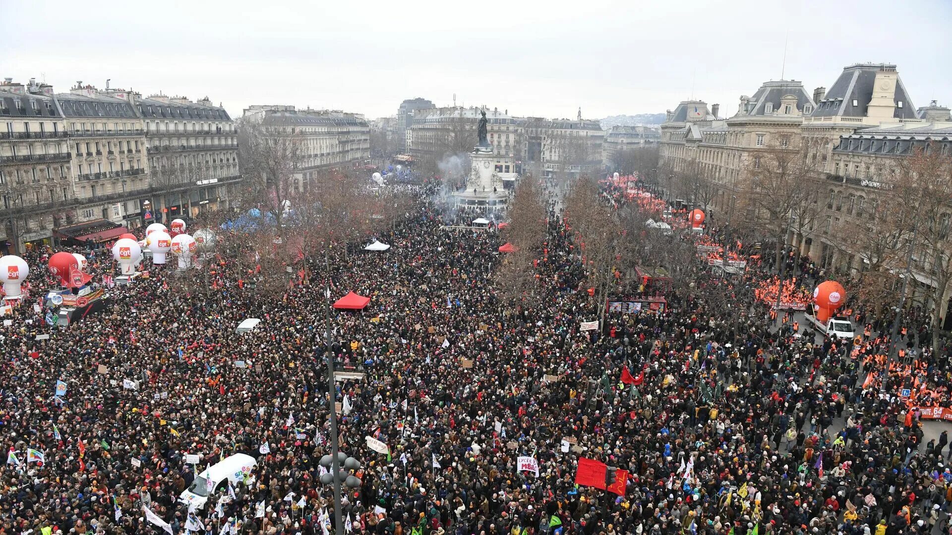 Митинги в париже. Протесты во Франции 2023. Забастовки во Франции. Митинги в Париже 2023. Протесты во Франции.